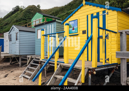 Bunte Badehäuschen am Strand von Nefyn, Halbinsel Llŷn, Gwynedd, Wales Stockfoto