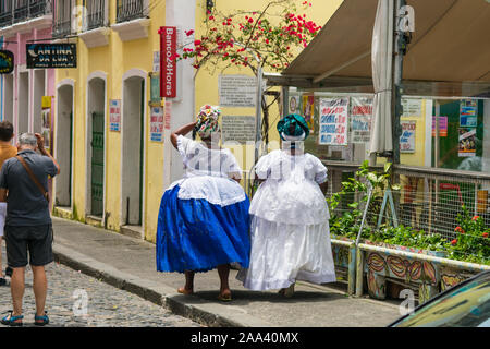 Zwei Baianas (Frauen aus Bahia) in traditioneller Kleidung bei Terreiro de Jesus Platz gekleidet - historische Zentrum von Salvador Stockfoto