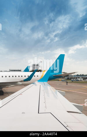 Blick auf ein Flugzeug aus dem Cockpit von einem anderen Flugzeug Stockfoto