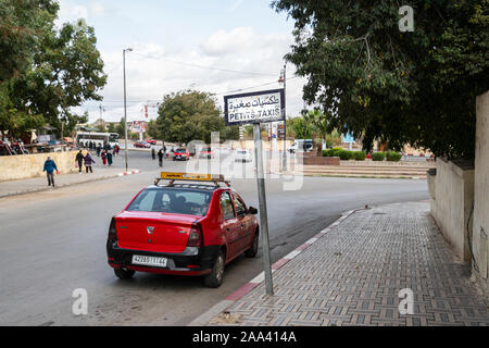 Fez, Marokko. November 9, 2019. ein Petit Taxi an der Haltestelle in einer Straße Stockfoto