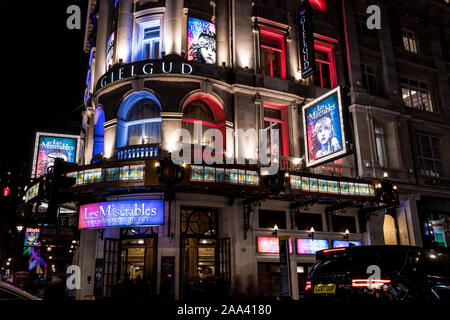 LONDON - November 13, 2019: das Theater in der Nacht mit Beleuchtung in der Shaftesbury Avenue, West End London Stockfoto