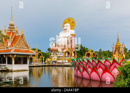 Wat Laem Suwannaram chinesischen buddhistischen Tempel. Nahaufnahme der riesigen Statue von Budai gegen Silber Sky auf Koh Samui. Thailand Stockfoto