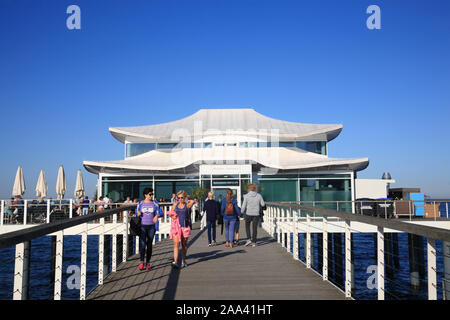 MIKADO Teehaus auf der Seebrücke in Timmendorfer Strand, Ostsee, Schleswig-Holstein, Deutschland Stockfoto