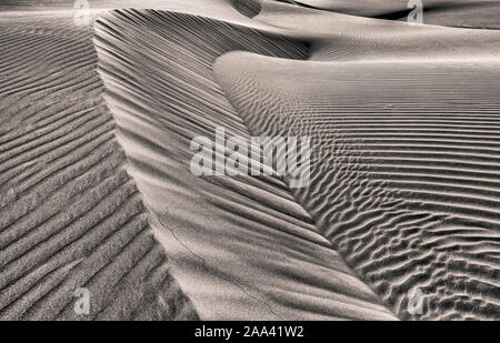 Sanddünen. Muster, Natur, Wellen, natürliche Form. Stockfoto