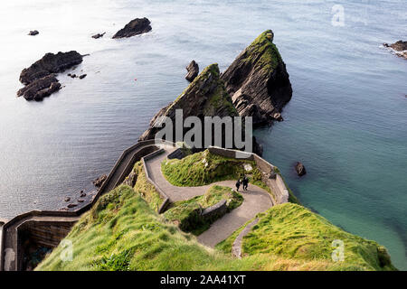 Windige Straße nach Dunquin Harbor, Dunquin, County Kerry, Irland Stockfoto