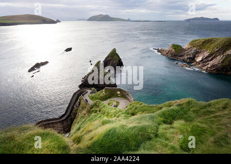 Windige Straße nach Dunquin Harbor, Dunquin, County Kerry, Irland Stockfoto