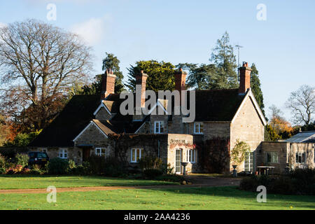 Northampton, Großbritannien, 18. November 2019 - schöne alte, Cottage, traditionellen englischen Haus. Stockfoto