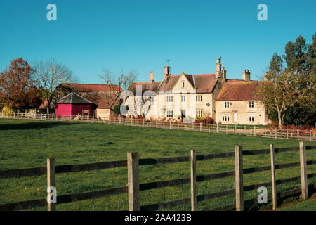 Northampton, Großbritannien, 18. November 2019 - schöne alte, Cottage, traditionellen englischen Haus. Stockfoto