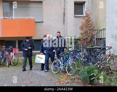 Berlin, Deutschland. Nov, 2019 19. Die Polizei verlassen für eine Wohnung. Ein 26-jähriger Mann wurde hier unter dem Verdacht des Terrorismus festgenommen. Sie sagen, daß die syrischen gekauft Chemikalien Bomben zu machen. (Auf 'gekauft Chemikalien für die Bombe - Terror Verdächtige verhaftet") Credit: Paul Zinken/dpa/Alamy leben Nachrichten Stockfoto