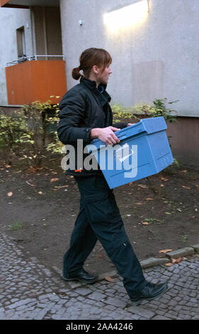 Berlin, Deutschland. Nov, 2019 19. Die Polizei verlassen ein Mehrfamilienhaus mit beschlagnahmten Material. Ein 26-jähriger Mann wurde hier unter dem Verdacht des Terrorismus festgenommen. Sie sagen, daß die syrischen gekauft Chemikalien Bomben zu machen. (Auf 'gekauft Chemikalien für die Bombe - Terror Verdächtige verhaftet") Credit: Paul Zinken/dpa/Alamy leben Nachrichten Stockfoto