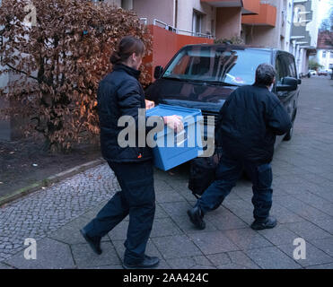 Berlin, Deutschland. Nov, 2019 19. Die Polizei verlassen ein Mehrfamilienhaus mit beschlagnahmten Material. Ein 26-jähriger Mann wurde hier unter dem Verdacht des Terrorismus festgenommen. Sie sagen, daß die syrischen gekauft Chemikalien Bomben zu machen. (Auf 'gekauft Chemikalien für die Bombe - Terror Verdächtige verhaftet") Credit: Paul Zinken/dpa/Alamy leben Nachrichten Stockfoto