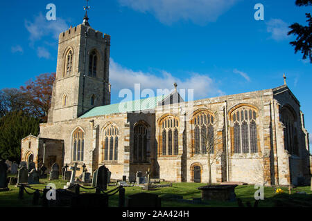 Northampton, Großbritannien, 18. November 2019 - Schloss Ashby Pfarrkirche an einem sonnigen Herbstmorgen. Stockfoto