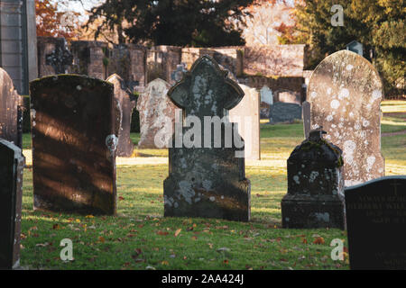 Northampton, Großbritannien, 18. November 2019 - Schloss Ashby Pfarrkirche an einem sonnigen Herbstmorgen. Stockfoto