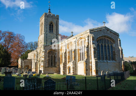 Northampton, Großbritannien, 18. November 2019 - Schloss Ashby Pfarrkirche an einem sonnigen Herbstmorgen. Stockfoto