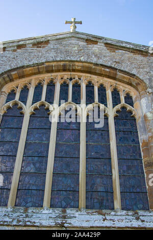 Northampton, Großbritannien, 18. November 2019 - Schloss Ashby Pfarrkirche an einem sonnigen Herbstmorgen. Stockfoto