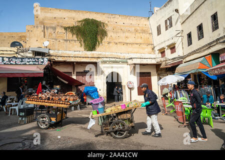 Fez, Marokko. 9. November 2019. Die Frucht Anbieter mit seiner Karre auf einer Straße im alten jüdischen Viertel Stockfoto