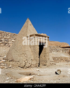 Ägypten: Ein wenig pyramidenförmige Grabmal in der Arbeiter Dorf Deir el Medina Stockfoto