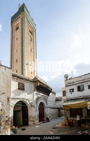 Fez, Marokko. 9. November 2019. Der Anblick von einem Minarett in der Medina Stockfoto