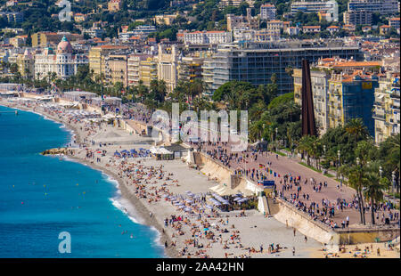 Nizza, Frankreich - OKTOBER 6, 2019: Nicht identifizierte Personen am Strand und der Promenade des Anglais an der französischen Riviera in Nizza, Frankreich. In nie Es gibt 15. Stockfoto