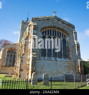 Northampton, Großbritannien, 18. November 2019 - Schloss Ashby Pfarrkirche an einem sonnigen Herbstmorgen. Stockfoto