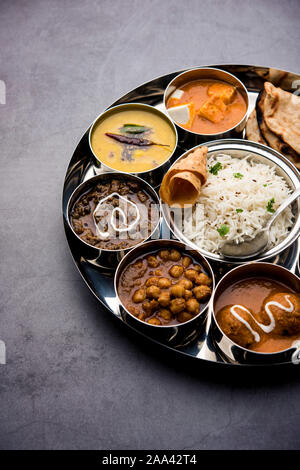 Indische vegetarische Nahrung Thali oder Platter umfasst Paneer butter Masala, dal makhani/Tarka, chole Papad, Kofta Curry, Gulab Jamun, Aloo Gobi - sabji, ch Stockfoto