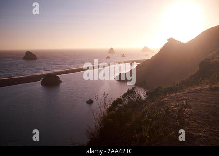 California Dreaming - ein klassisches Auto bei Sonnenuntergang, wo die russischen Fluss den Pazifischen Ozean, Oregon, USA erfüllt. Stockfoto