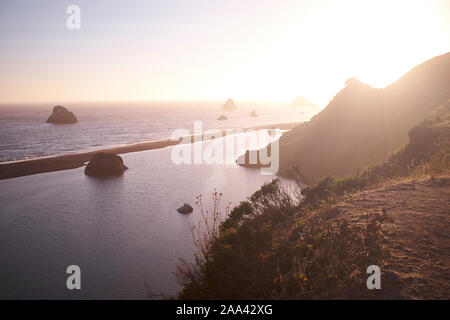 California Dreaming - ein klassisches Auto bei Sonnenuntergang, wo die russischen Fluss den Pazifischen Ozean, Oregon, USA erfüllt. Stockfoto