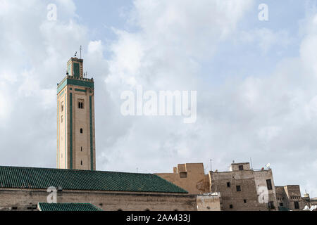 Fez, Marokko. 9. November 2019. Der Anblick von einem Minarett in der Medina Stockfoto