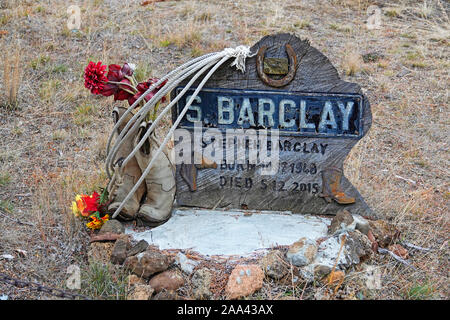 Ein Grab Marker an einem historischen Pioneer Cemetery in der Nähe von Camp Polk, Oregon, in den Cascade Mountains. Stockfoto