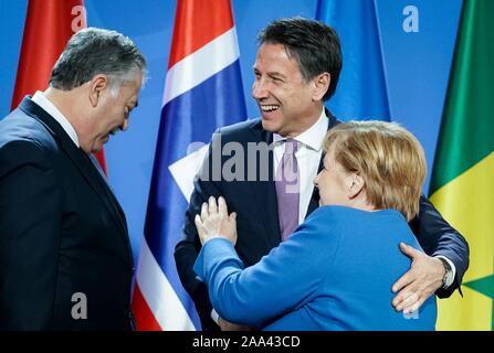 Berlin, Deutschland. Nov, 2019 19. Bundeskanzlerin Angela Merkel (CDU, r), Giuseppe Conte (M), Ministerpräsident von Italien, und Sabri Bachtobji, Staatssekretär und Handeln Außenminister Tunesiens, wird ihre Plätze an den Familie Foto am Rande des 'Compact mit Afrika" Konferenz im Bundeskanzleramt. Die Kompakte mit Afrika Initiative wurde im Jahr 2017 unter der deutschen G20-Präsidentschaft gestartet. Es zielt darauf ab, mehr private Investitionen aus den reichen Industrieländern nach Afrika zu gewinnen. Credit: Kay Nietfeld/dpa/Alamy leben Nachrichten Stockfoto