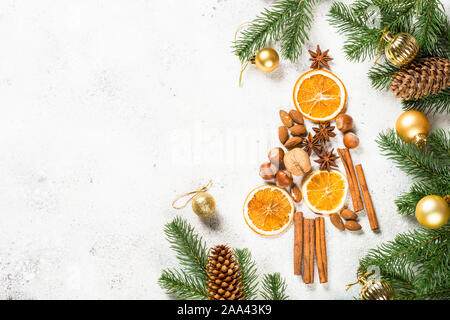 Weihnachten Tannenbaum aus Gewürzen auf Weiß. Stockfoto