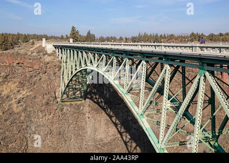 1926 gebaut, das Krumme Fluss Hohe Brücke in Central Oregon ist 464 Meter lang und 295 Meter über dem Fluss. Es ist eine der höchsten Brücken in t Stockfoto