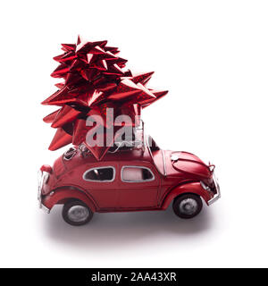 Spielzeug retro Auto Volkswagen Käfer mit roter Schleife Vorbereitung auf Weihnachten Stockfoto