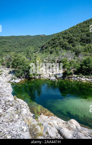 Nach Tourist in einem reinen und frischem Wasser aus natürlichen Pool von Travu Fluss, Korsika, Frankreich, Europa Stockfoto