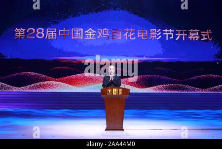 (191119) - XIAMEN, November 19, 2019 (Xinhua) - Huang Kunming, Mitglied des Politbüros der Kommunistischen Partei Chinas (CPC) und Leiter der Abteilung Öffentlichkeitsarbeit des CPC-Zentralausschusses, Adressen der Eröffnungsfeier der 28. China Golden Rooster und Hundert Blumen Film Festival in Xiamen, im Südosten der chinesischen Provinz Fujian, 19.11.2019. Der Film Festival trat weg hier Dienstag. (Xinhua / Ding Lin) Stockfoto