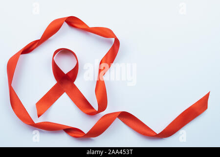 Aids-Aufklärung, red ribbon auf weißem Hintergrund mit Kopie Platz für Text. Welt-AIDS-Tag, Gesundheitswesen und medizinische Konzept. Stockfoto