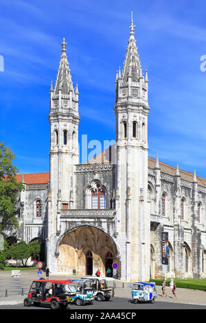 Tuk Tuks vor dem Eingang zum Marine Museum, das Museu De Marinha, Praça do Império, Belem, Lissabon, Portugal. Stockfoto