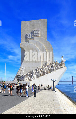 Touristen vor dem Denkmal der Entdeckungen durch den Fluss Tejo, Belem, Lissabon, Portugal. Stockfoto