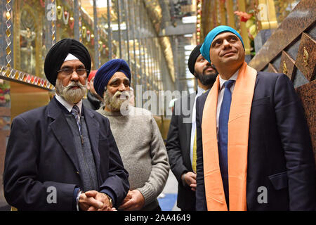 Schatzkanzler Sajid Javid (rechts) bei einem Besuch in Nanaksar Gurdwara in Coventry während der Wahlkampagne im Vorfeld der allgemeinen Wahlen. Stockfoto