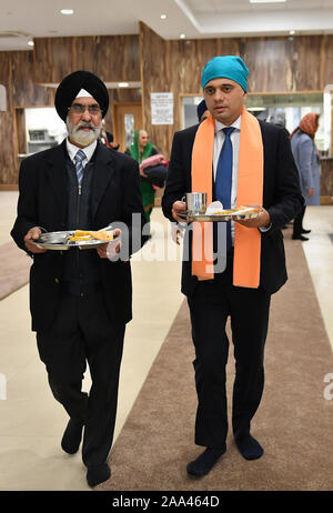 Schatzkanzler Sajid Javid (rechts) bei einem Besuch in Nanaksar Gurdwara in Coventry während der Wahlkampagne im Vorfeld der allgemeinen Wahlen. Stockfoto