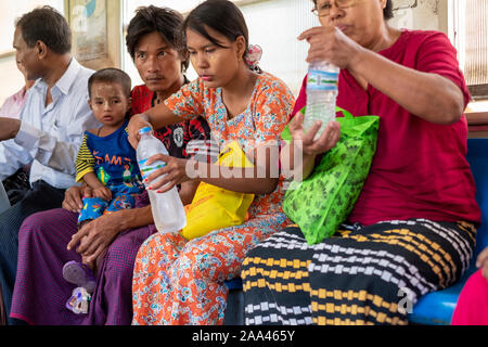 Fünf burmesischen Passagiere auf der kreisförmigen Bahn von Yangon, Myanmar (Birma) pendeln in der Mitte der Stadt Stockfoto