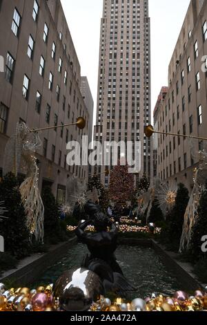 Riesige Weihnachtsverzierungen in Manhattan, New York City, USA. Stockfoto