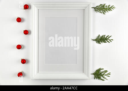 Weiße Wand mit Rahmen Bild Hintergrund. Weihnachten Komposition. Winter. Kopieren Sie Platz. Stockfoto