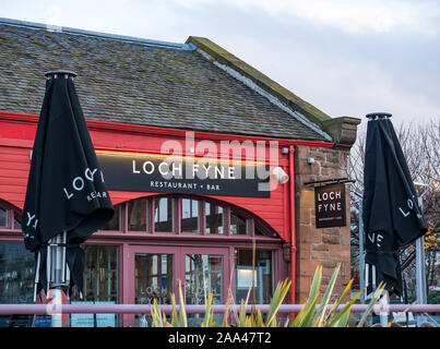 Loch Fyne Restaurant & Bar vorne in der Dämmerung mit beleuchteten Zeichen, Pier, Newhaven Hafen, Edinburgh, Schottland, Großbritannien Stockfoto