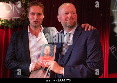 Rijswijk, Niederlande. Nov, 2019 19. RIJSWIJK, Mitte, 19-11-2019, Raymond Van Barneveld an der Launch Party von seinem neuen Buch "Game Over". Credit: Pro Schüsse/Alamy leben Nachrichten Stockfoto