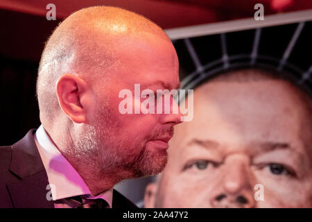 Rijswijk, Niederlande. Nov, 2019 19. RIJSWIJK, Mitte, 19-11-2019, Raymond Van Barneveld an der Launch Party von seinem neuen Buch "Game Over". Credit: Pro Schüsse/Alamy leben Nachrichten Stockfoto