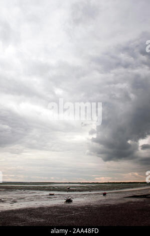 Boote auf dem Wattenmeer bei Ebbe an Leigh-on-Sea, Essex, Großbritannien Stockfoto