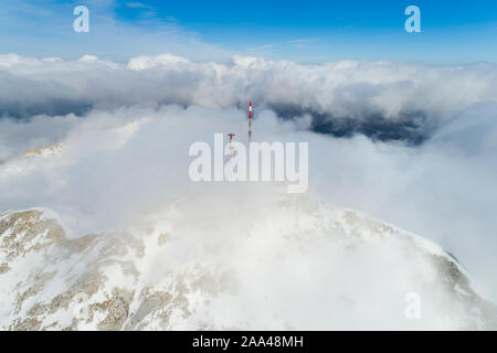 Herrlichem Bergblick Winterlandschaft von Stirovnik Peak mit Tk-Tower, der höchste Gipfel der Nationalpark Lovcen. Stockfoto