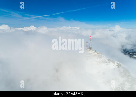 Herrlichem Bergblick Winterlandschaft von Stirovnik Peak mit Tk-Tower, der höchste Gipfel der Nationalpark Lovcen. Stockfoto