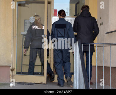 Berlin, Deutschland. Nov, 2019 19. Polizeikräfte in einem Mehrfamilienhaus. Ein 26-jähriger Mann wurde hier unter dem Verdacht des Terrorismus festgenommen. Sie sagen, daß die syrischen gekauft Chemikalien Bomben zu machen. (Auf 'gekauft Chemikalien für die Bombe - Terror Verdächtige verhaftet") Credit: Paul Zinken/dpa/Alamy leben Nachrichten Stockfoto